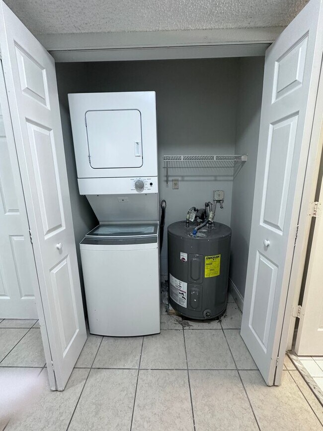 Building Photo - LARGE 3 BED/2.5 BA IN CORAL SPRINGS! Up to 3-Months Off!