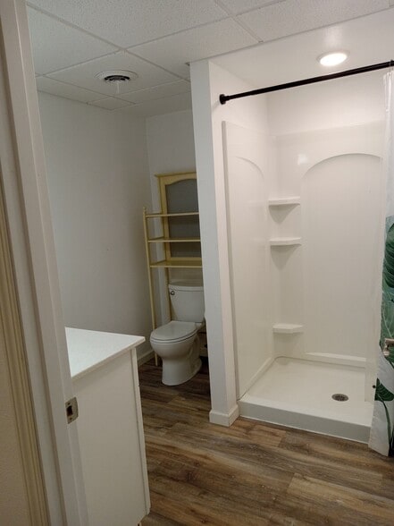 private bathroom - 2607 Elm Drive Rd