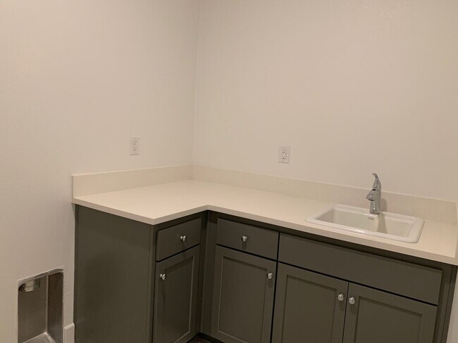Building Photo - Home In Tracy Hills - Tenant occupied DO N...
