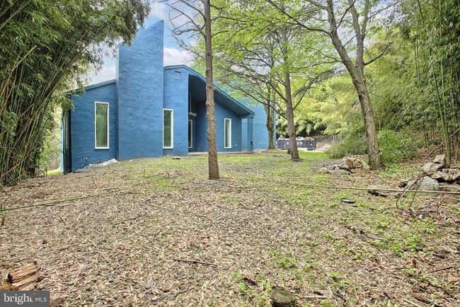 Building Photo - 1813 Holly Dr