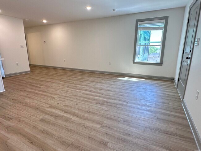 Building Photo - 501-Apt9 E 21st St
