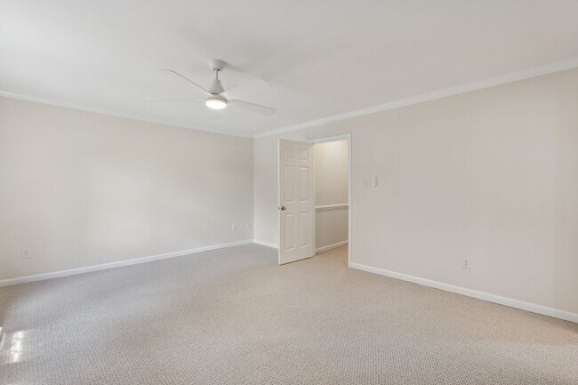Building Photo - Spacious, Renovated Townhome Near Vienna M...