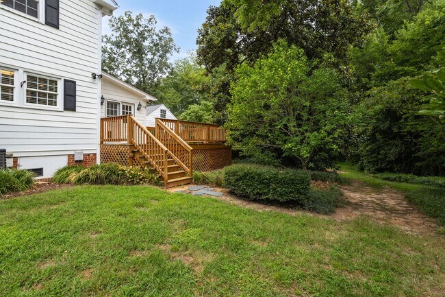 Building Photo - Classic Country Club Elegance