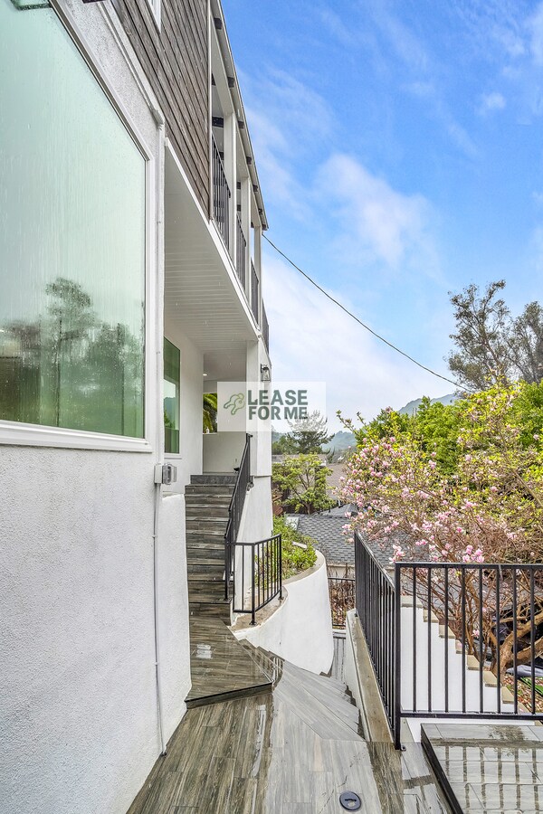 Building Photo - 9848 Portola Dr