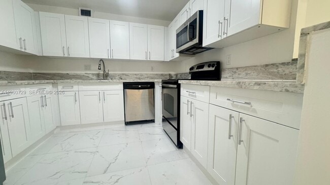 Building Photo - 18151 NE 31st Ct