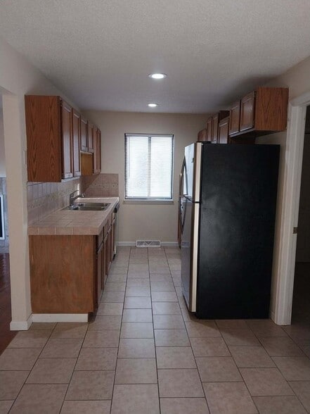 Building Photo - 106 Car Mol Dr