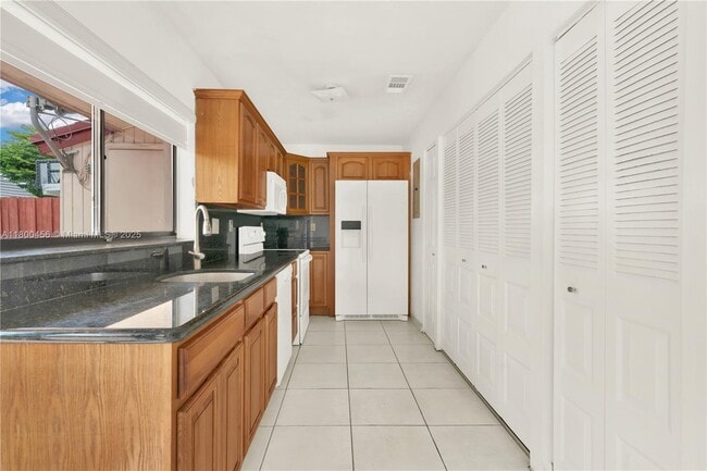 Building Photo - 7127 SW 154th Ct