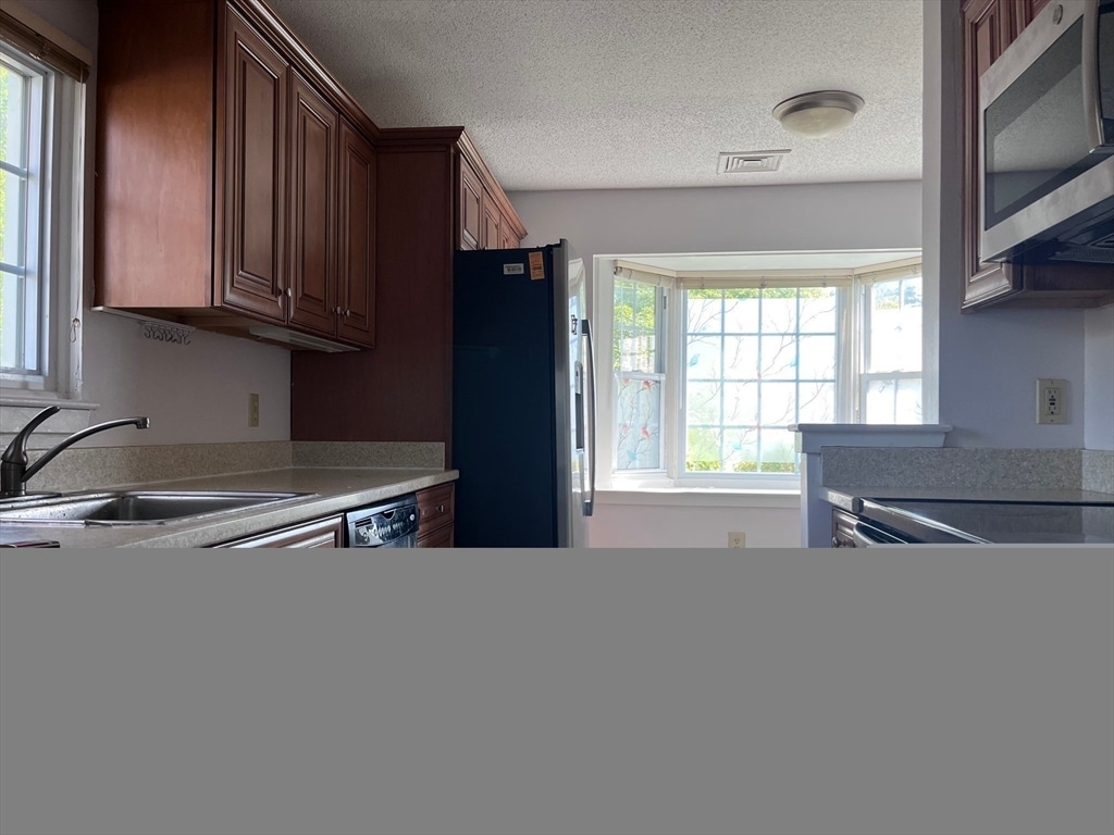 Building Photo - 651 Brookside Dr