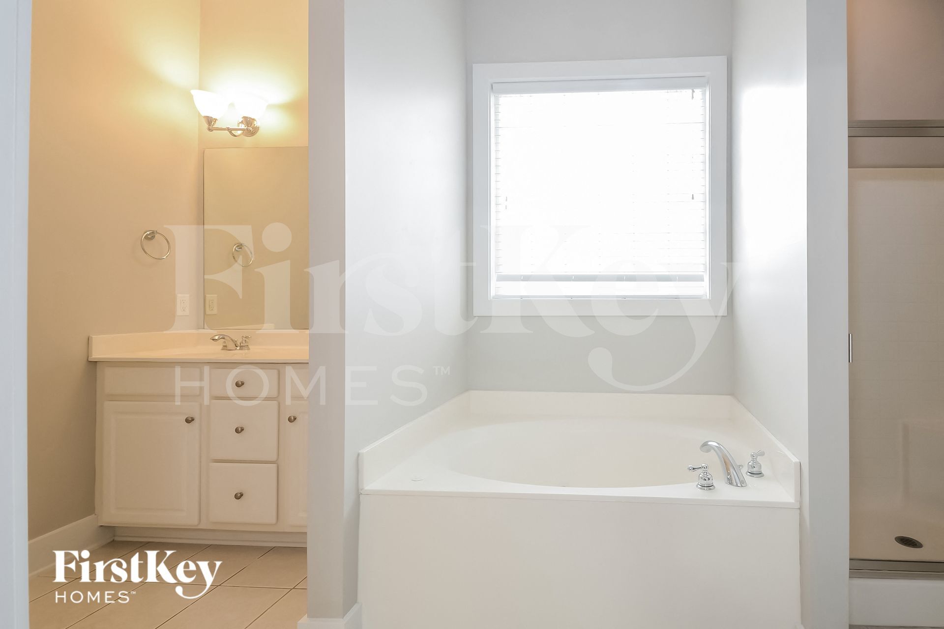 Building Photo - 4587 Clubview Dr