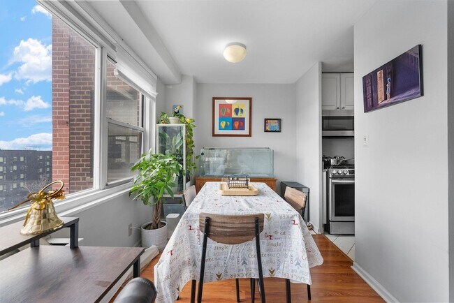 Building Photo - 225 St Pauls Ave