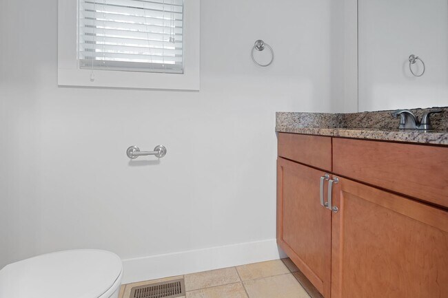 Building Photo - Modern Kenilworth Home