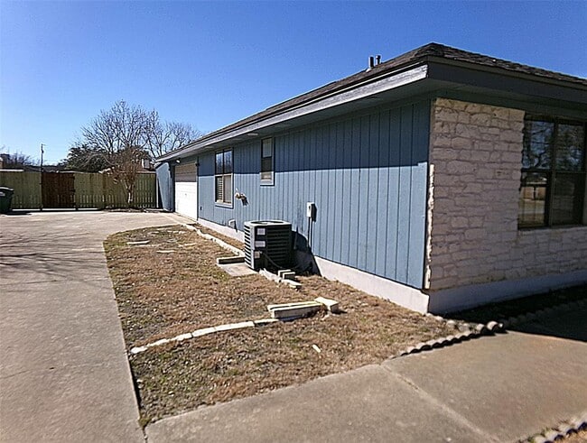 Building Photo - 1913 Killarney Dr