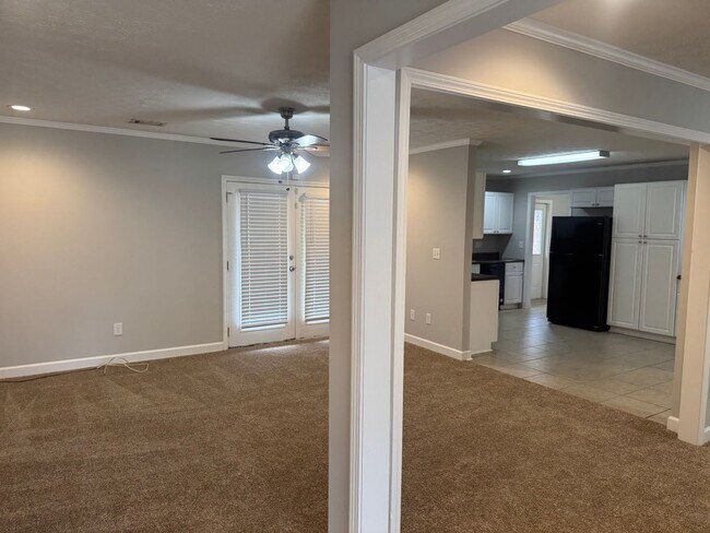 Building Photo - Lovely Brick Home!