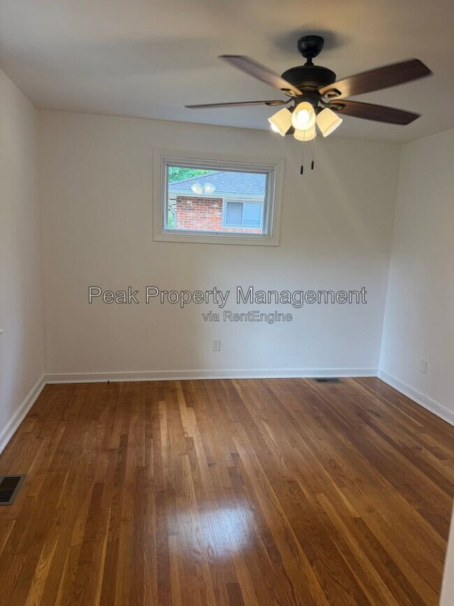Building Photo - 2119 Woodmont Dr