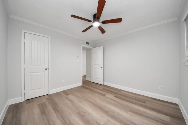 Building Photo - 5542 Holly St