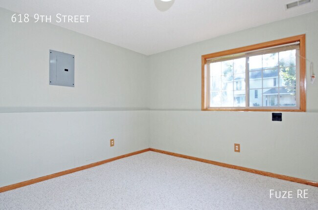 Building Photo - 618 9th St