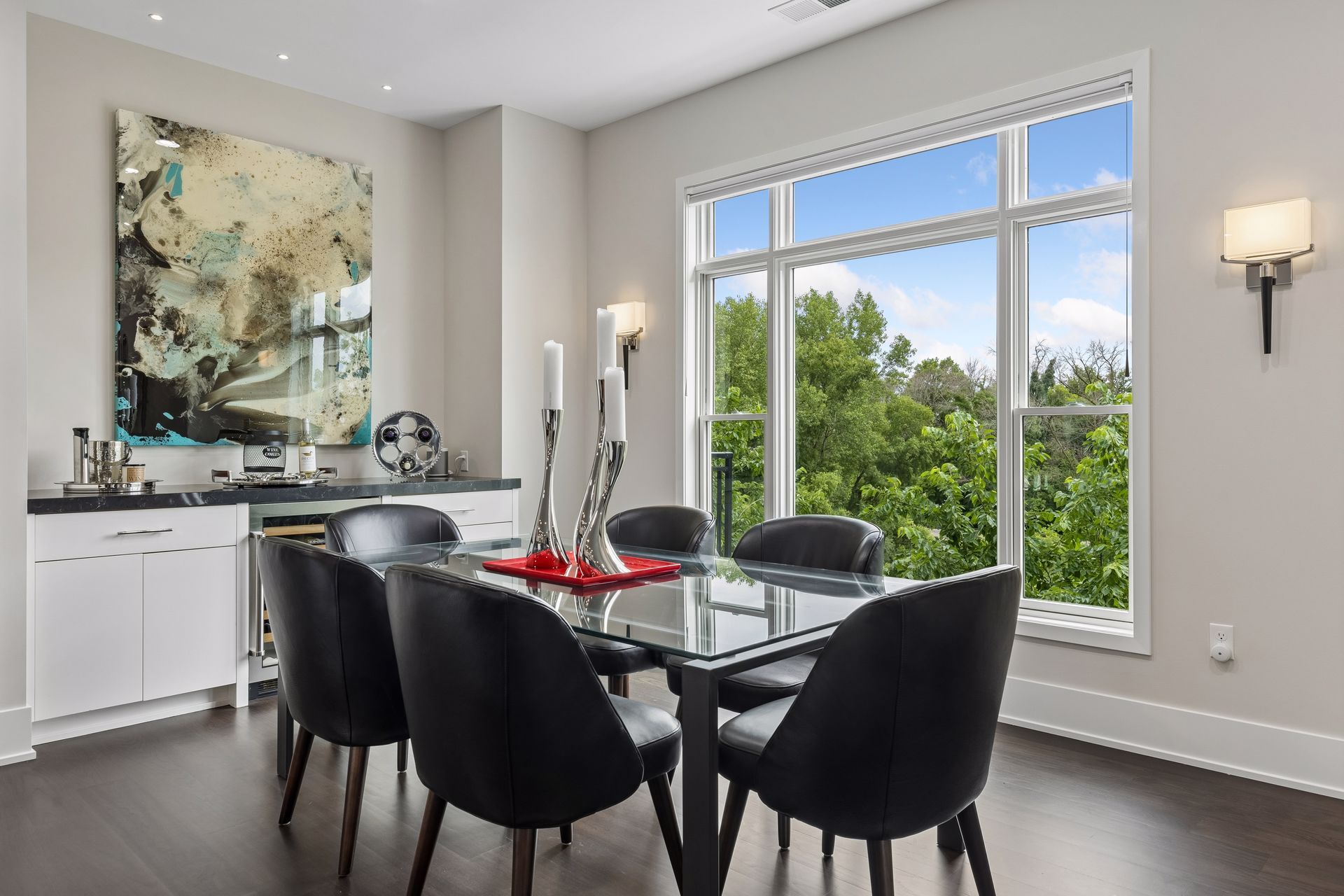 Dining area is filled with natural light - 935 Lake St E