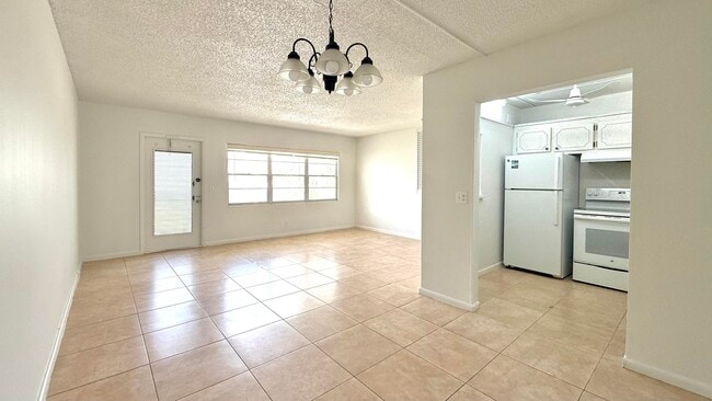Building Photo - 563 Fanshaw N