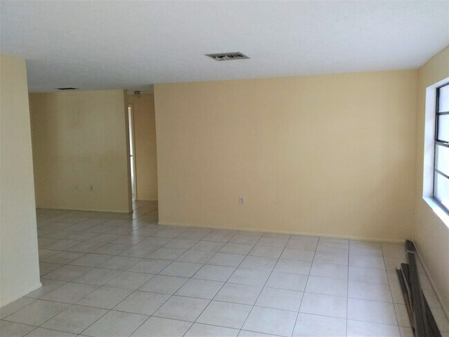 Building Photo - Corner Lot Home in New Port Richey