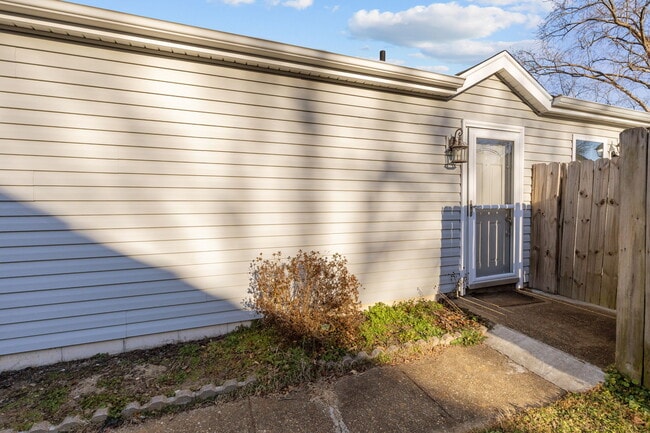 Building Photo - 1012 Danbury Cir