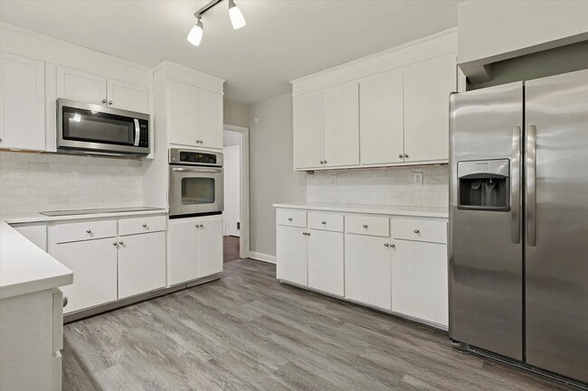 Primary Photo - 6 Bedroom/3 Bathroom Available in Wayne!