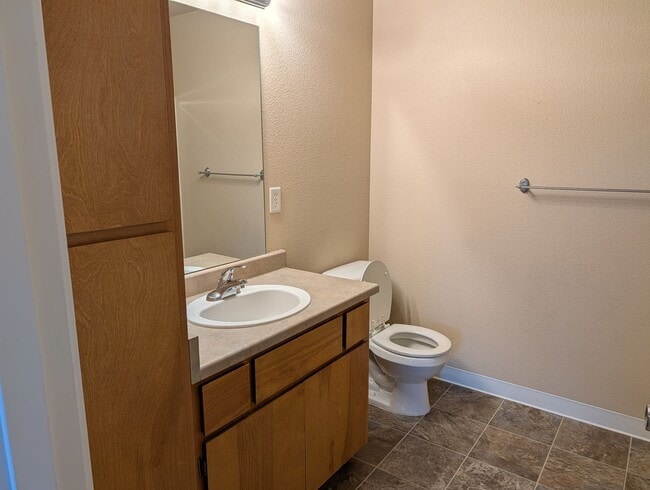 Building Photo - Clean and Updated 2 Bed, 2 Bath Upstairs Apartment in East Medford