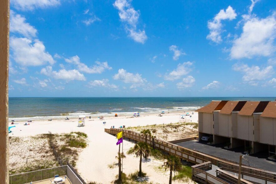 Building Photo - 633 W Beach Blvd