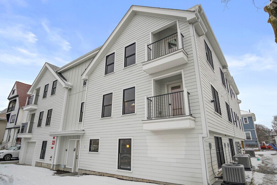 Building Photo - 122 Cottage St