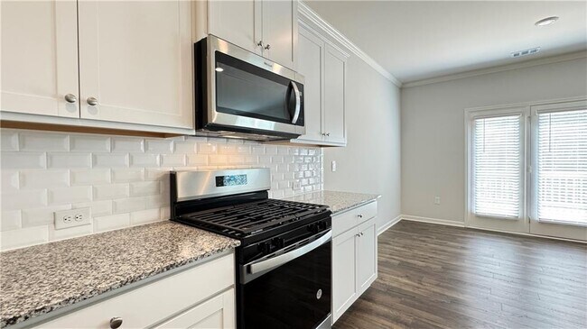 Building Photo - 569 King Vlg