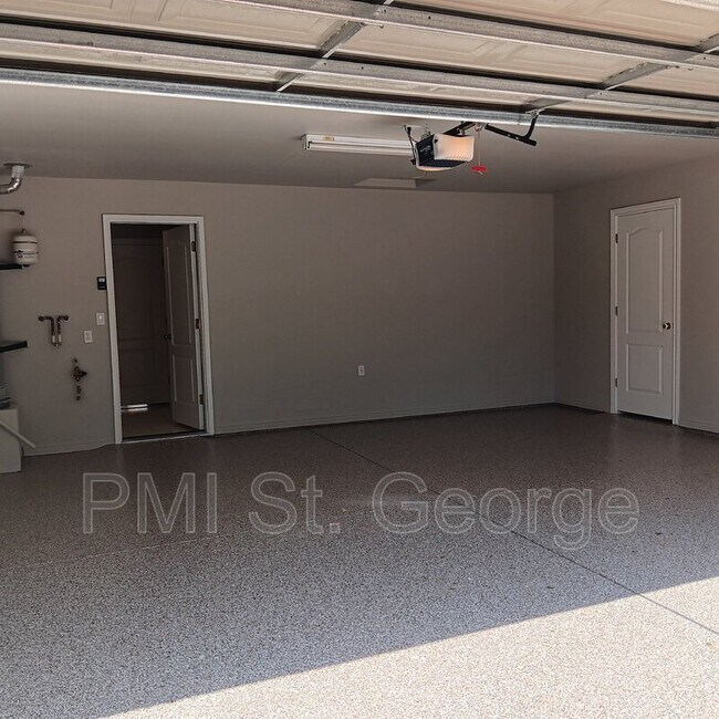 Building Photo - 545 S Valley View Dr