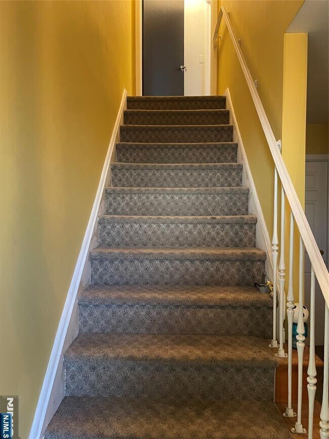 Building Photo - 113 Hawthorne Ave