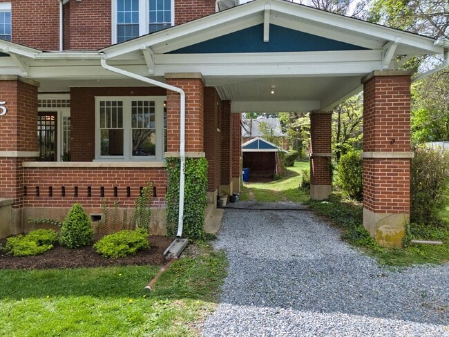 Building Photo - Spacious Living in a Prime Christiansburg Location