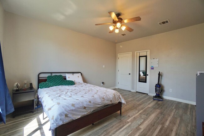 Building Photo - 18621 Dry Pond Dr
