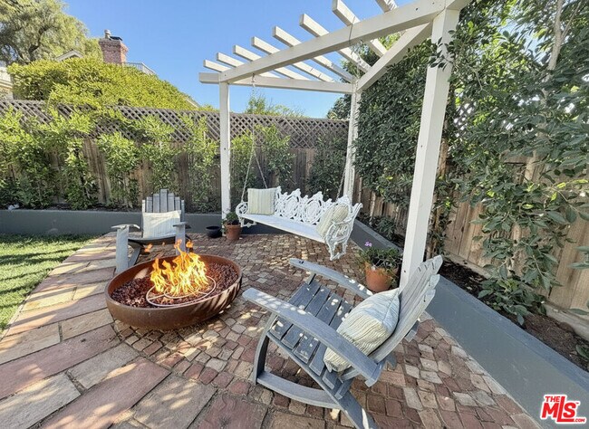 Building Photo - 370 Main St