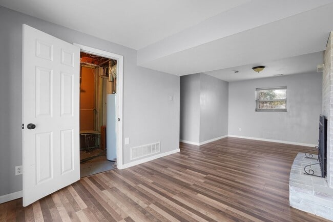 Building Photo - Spacious 4-Bedroom Home Near STL Airport i...