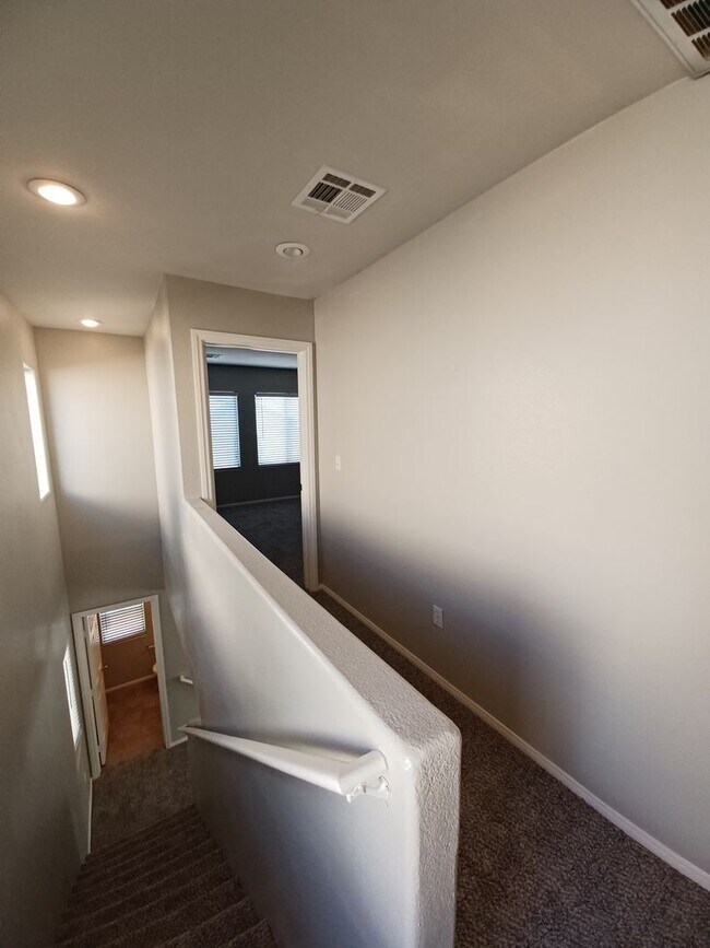 Building Photo - Spacious Tri-Level Home with 4 Bedrooms & ...