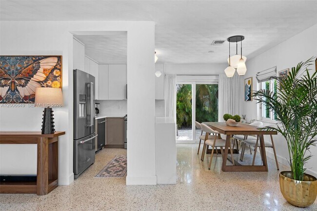 Building Photo - 930 N 11th Ct