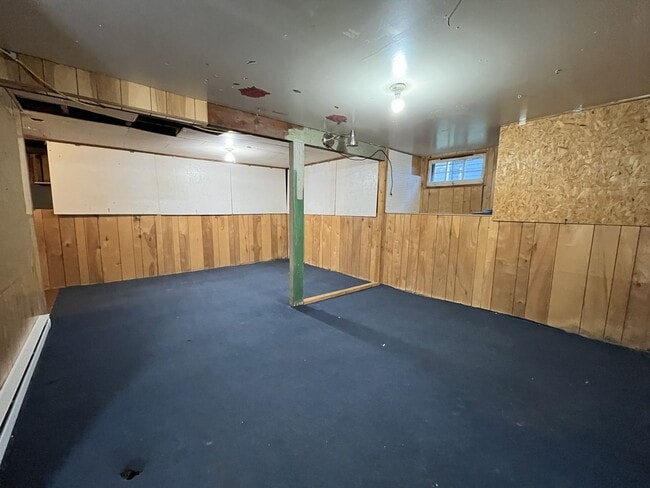 Building Photo - Character-Rich Two-Bedroom with Vintage Bath, Ample Storage & Expansive Outdoor Space