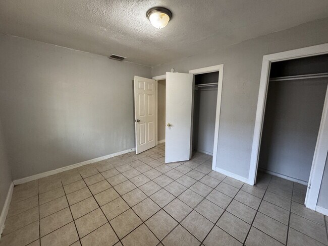 Building Photo - Fouplex unit ready to move in in Castle Hill!