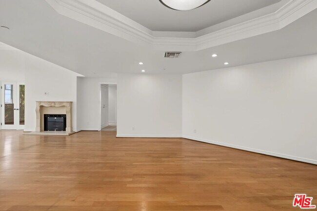 Building Photo - 430 N Oakhurst Dr