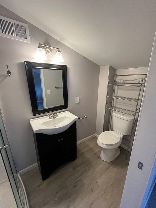 Building Photo - Three Bed, Two Bath with 2 Car Garage in N...