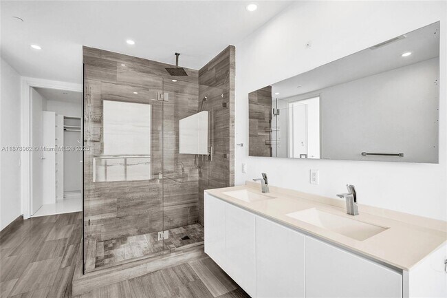 Building Photo - 1300 Brickell Bay Dr