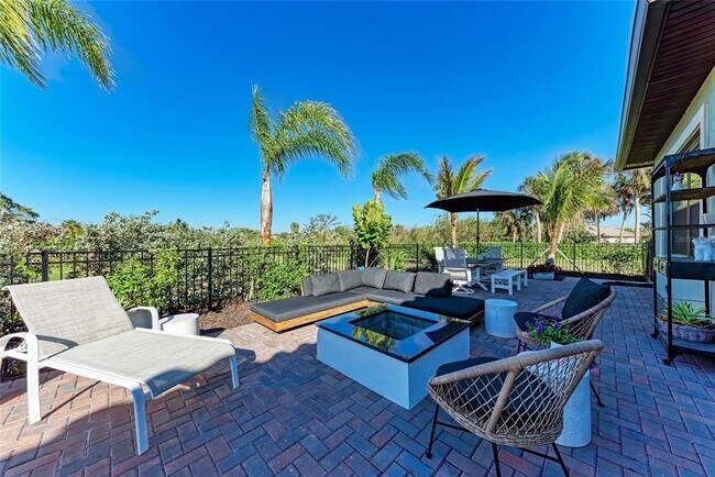 Building Photo - 2322 5th St E