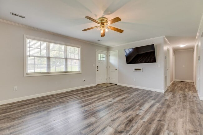 Building Photo - 3 Bed/1.5 Bath in Colonial Heights