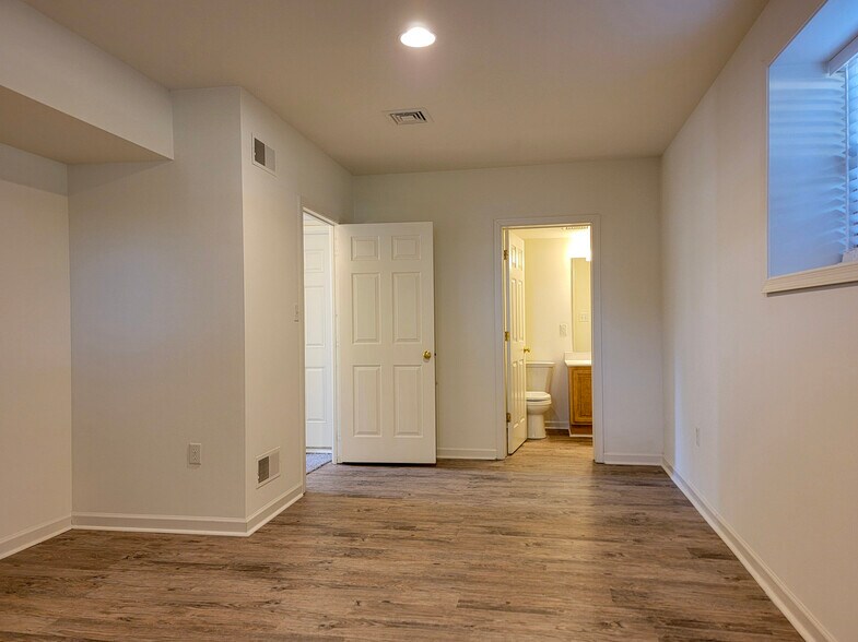 Building Photo - 5206 Brook Dr