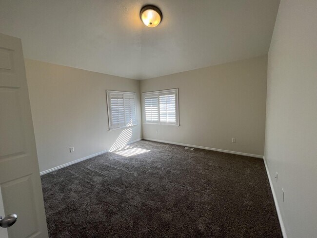 Building Photo - 202 E White Spruce Cv