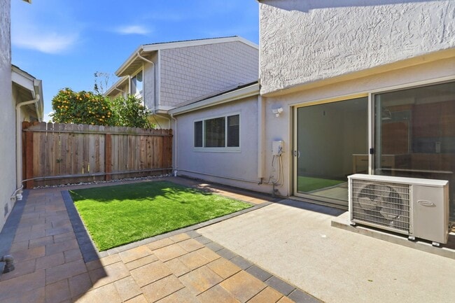 Building Photo - Updated Townhome in Lake Santa Clara HOA