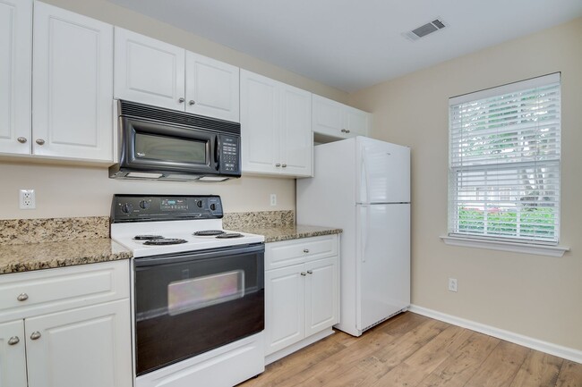 Building Photo - 2 Bedroom 2.5 Bath Townhouse