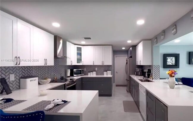 Building Photo - 8275 Shadow Wood Blvd