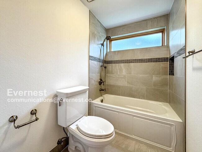 Building Photo - 990 Utica Cir